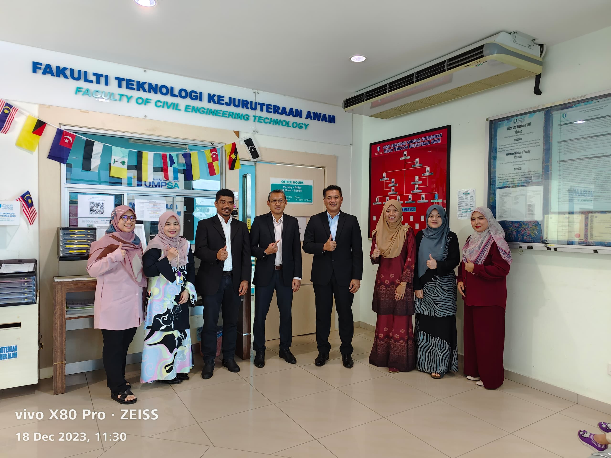 Kunjungan Hormat YH Dato' Ahmad Islanizam A. Halim, Pengarah Eksekutif Lembaga Perumahan dan Hartanah Pahang (LPHP) ke Fakulti Teknologi Kejuruteraan Awam, UMPSA pada 18 Disember 2023